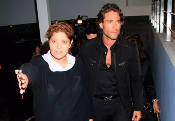 Sebastián Rulli en el funeral de la mamá de Angelique Boyer.