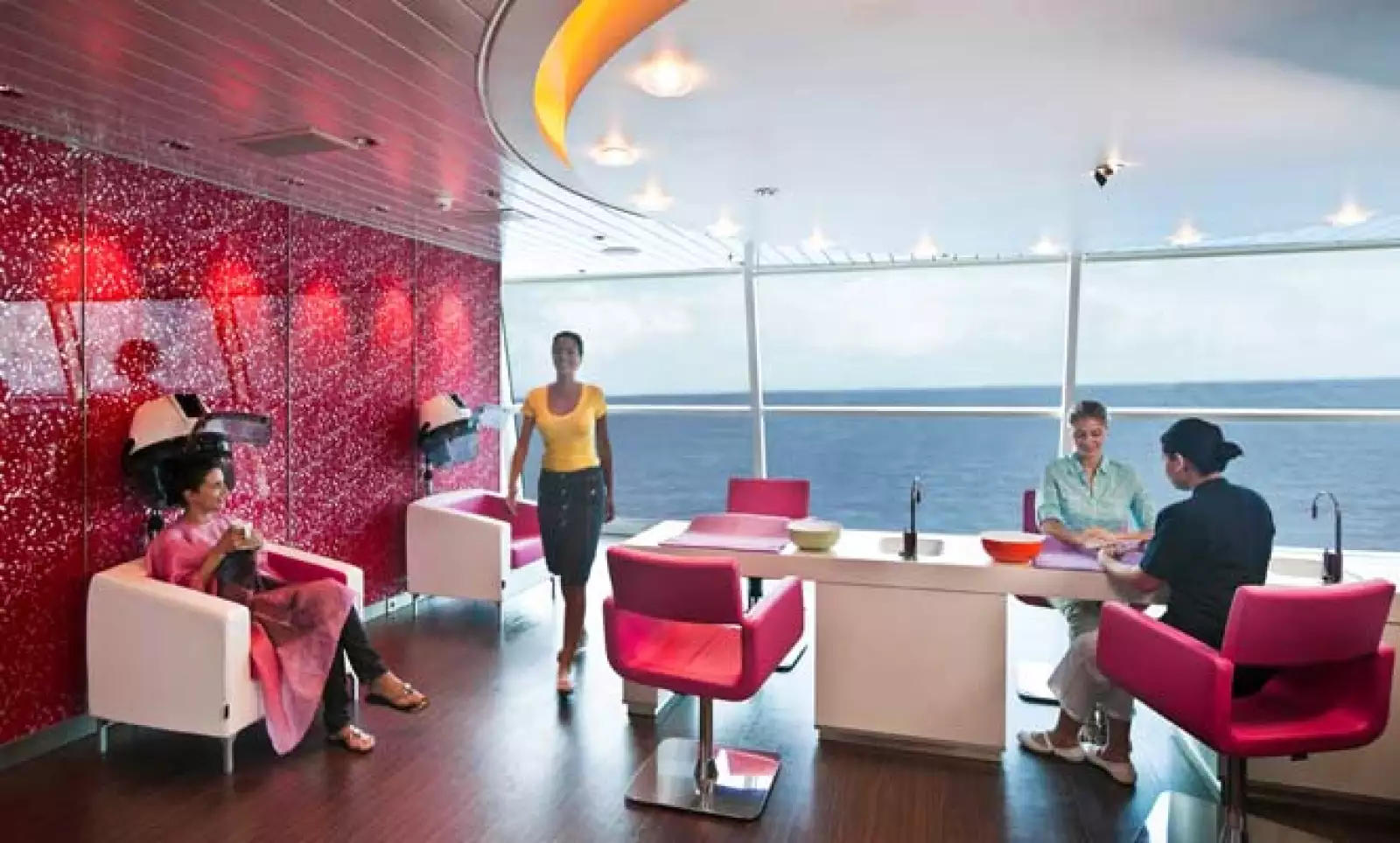 Las mujeres también podrán encontrar un salón de belleza que abre las 24 horas.