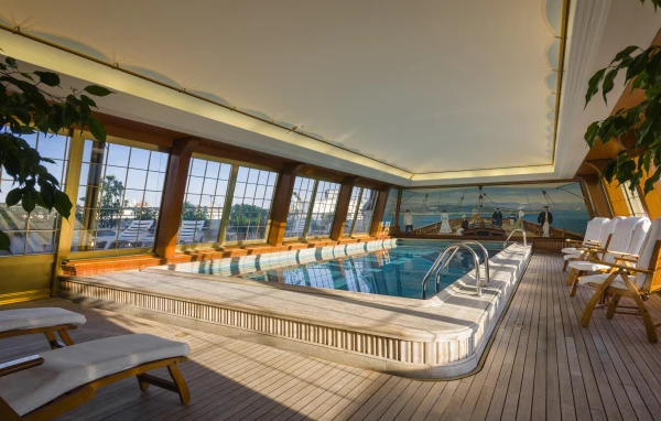Le Bristol Paris - Piscine - © Roméo Balancourt.jpg