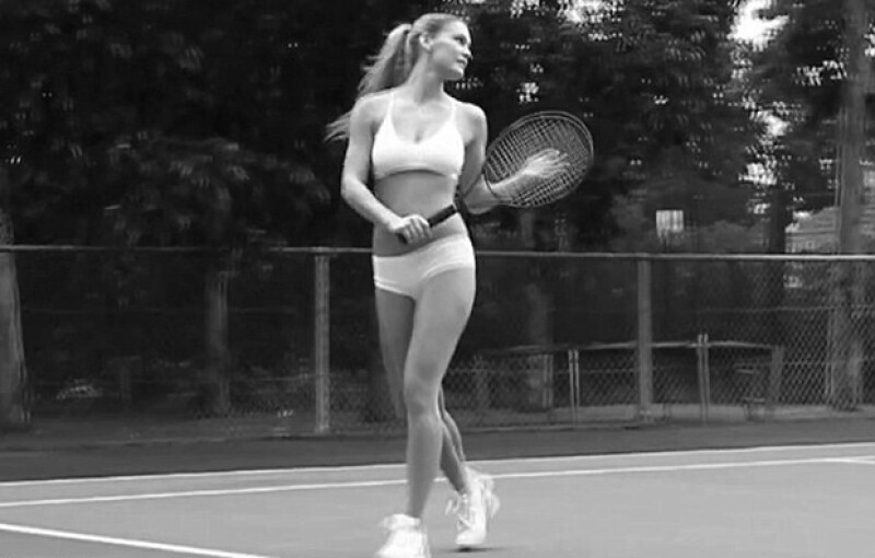 Bar Refaeli en la cancha de tennis.