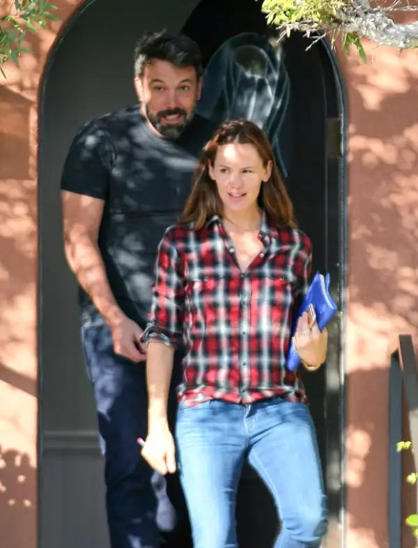 Jennifer Garner y Ben Affleck fueron captados saliendo juntos de un centro para terapias matrimoniales.