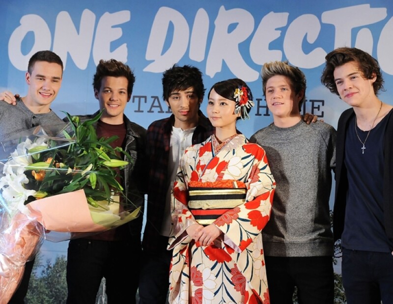 Horikita Maki en compañía de One Direction