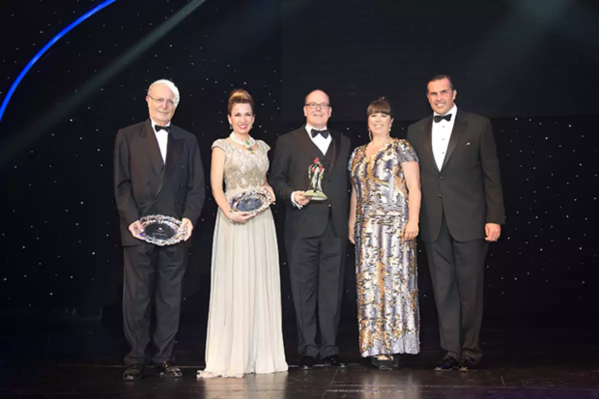 Sonia recibió el premio a la solidaridad en Le bal de la Riviera acompañada de Bernard Fautrier, el Principe Alberto de Monaco, Joana Vasconcelos y el Principe Charles.