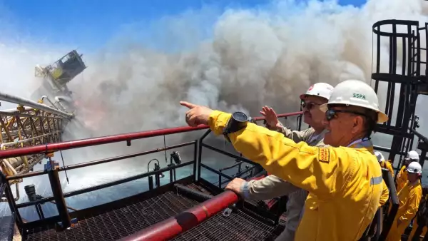 Producción de Pemex cae a su nivel más bajo desde diciembre debido al incendio en una plataforma marina