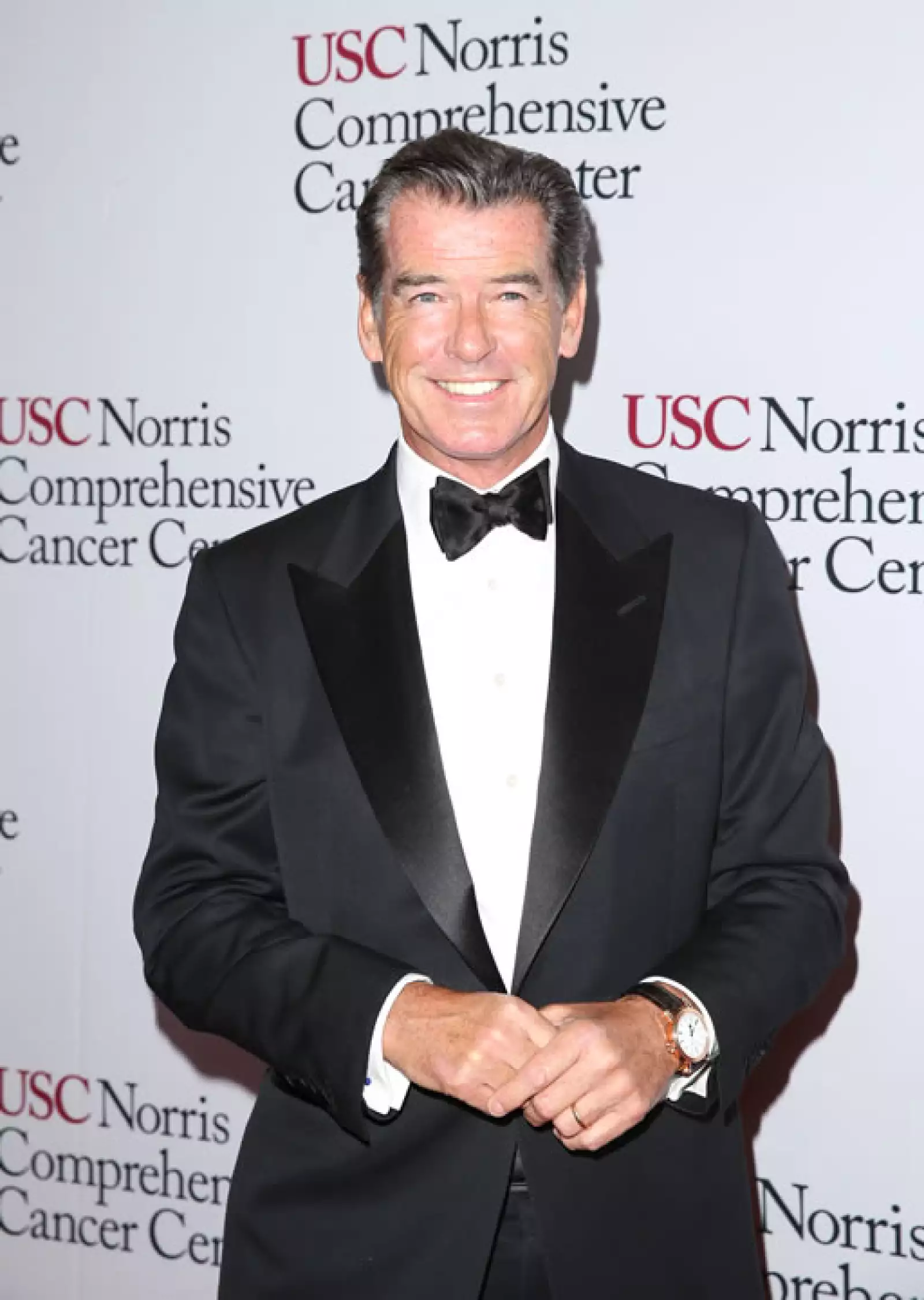 El actor inglés, Pierce Brosnan, 62, nunca ha dejado atrás su papel como James Bond. Ahora, con una melena salt & pepper podría protagonizar a Santa Claus de muy joven.