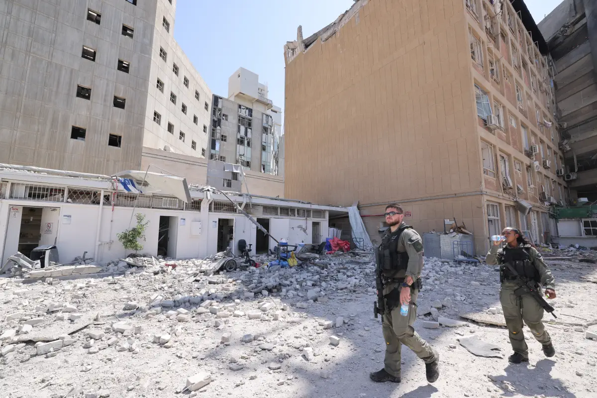 Miembros de las fuerzas de seguridad israelíes caminan en el Centro Médico Soroka, el hospital general de la ciudad, en un lugar de impacto después de un ataque con misiles de Irán contra Israel, en Beersheba, Israel, el 19 de junio de 2025.