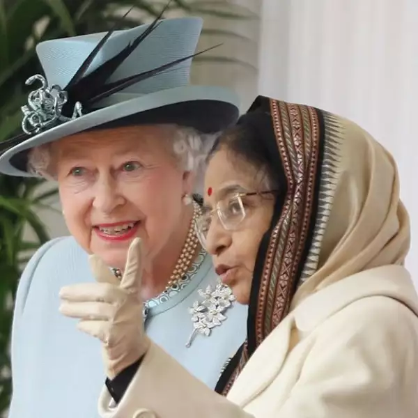 La Reina Isabel II atenta a las palabras que le dice la Presidenta de India, Prathibha Devi Singh Patil, en su visital al Castillo Windsor.