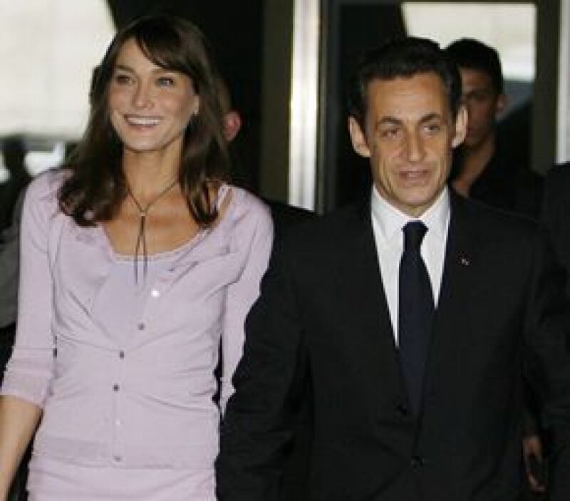 La primera dama de Francia decidió regalarle a su esposo, Nicolás Sarkozy, una carta del general De Gaulle, para su cumpleaños número 54.