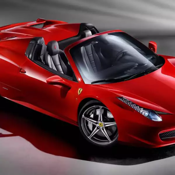 La automotriz italiana aprovecha hasta el último espacio bajo el capó e instaló un motor V8 de 4.5, capaz de superar la barrera de los 100 kilómetros por hora en menos de 4 segundos.