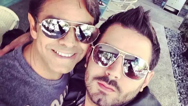 Alessandra fue una de las primeras en felicitarlo a nombre de Aitana, pero también José Eduardo, con una selfie de ambos.