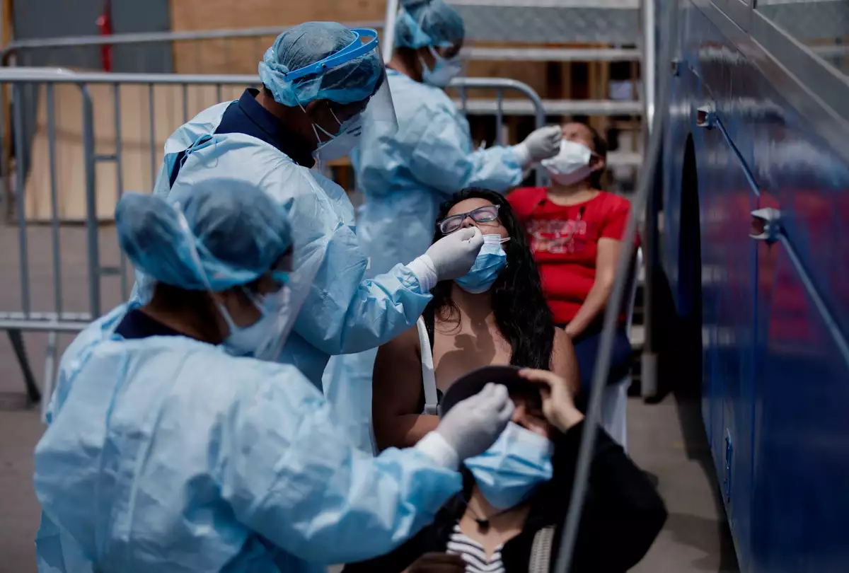 Un miembro del personal sostiene una prueba antigénica rápida de COVID-19 realizada por la farmacéutica suiza Roche, en el centro de frotis del Hospital Universitario de Zúrich (USZ), mientras continúa la propagación de la enfermedad por coronavirus (COVID-19), en Zúrich, Suiza, el 19 de noviembre, 2020.