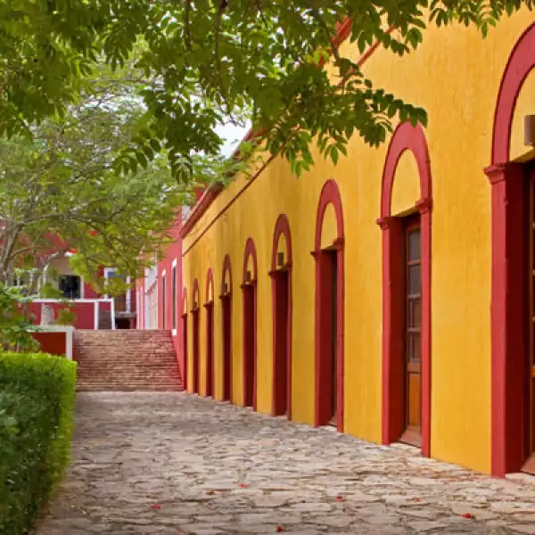 La Hacienda Temozón está ubicada a poco menos de 25 kilómetros de las pirámides de Uxmal.