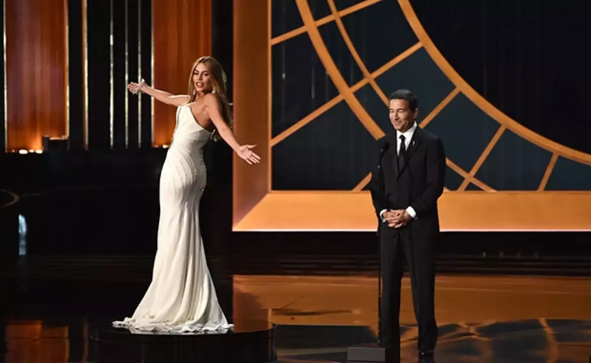 La actriz colombiana ha defendido su participación en la gala de los premios Emmy, donde para muchos actuó de mera mujer 'florero'.