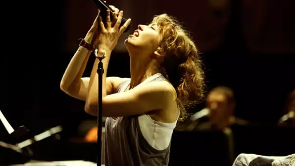 La cantante confesó que se le salieron las lágrimas cuando grabó el tema `Love Me Tender´ a dueto con El Rey para el disco del espectáculo "Viva Elvis" de Cirque du Soleil.