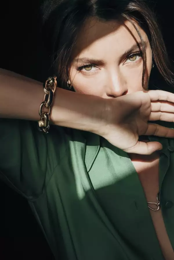 Sara Maldonado con vestido verde y una pulsera