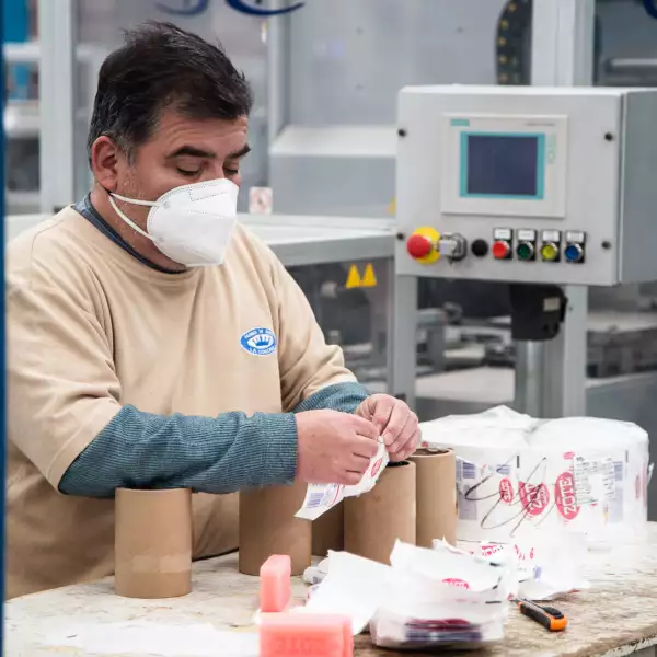 trabajadores-fabrica-la-corona-