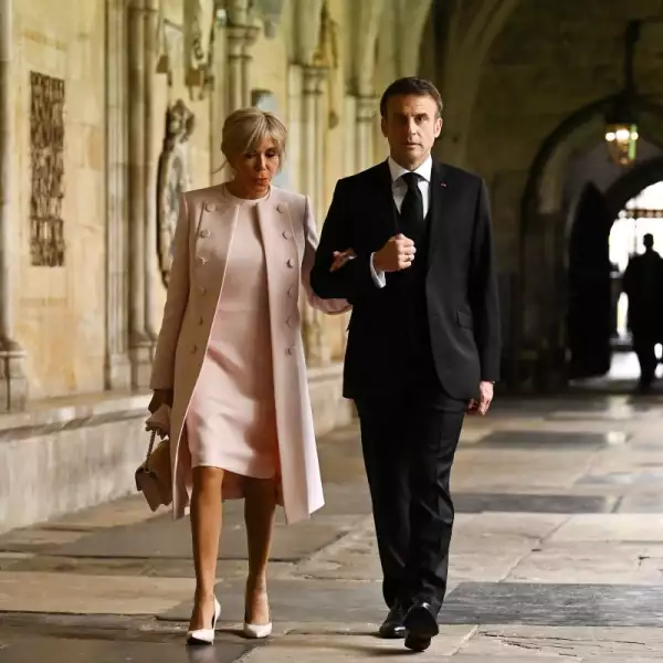 Emmanuel Macron y Brigitte Macron en la coronación del rey Carlos III