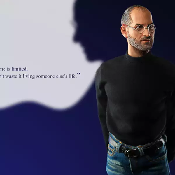 Esta pieza mide poco más de 30 centímetros y está diseñada con la vestimenta característica del empresario: camisa de cuello alto de color negro, jeans azules y tenis blancos.