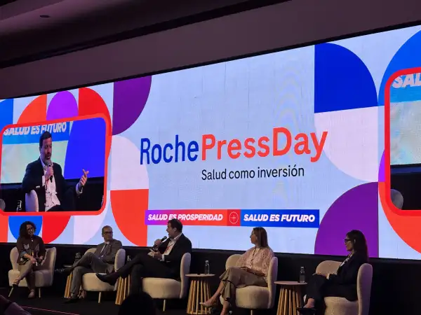 Especialistas en salud participan en un panel en el marco del Foro Roche Press Day, en San José, Costa Rica.