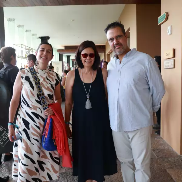 Adriana y Mónica Osuna con Carlos de los Ríos
