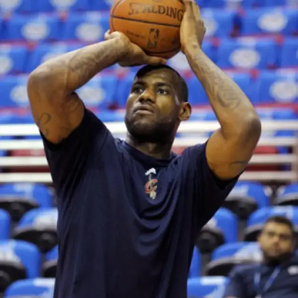 Otro deportista completa el podium: LeBron James, el versátil alero de 24 años del equipo de baloncesto de los Cleveland Cavaliers en la NBA que en los últimos doce meses se ha embolsado 40 millones dólares, gracias a los contratos de publicidad que manti