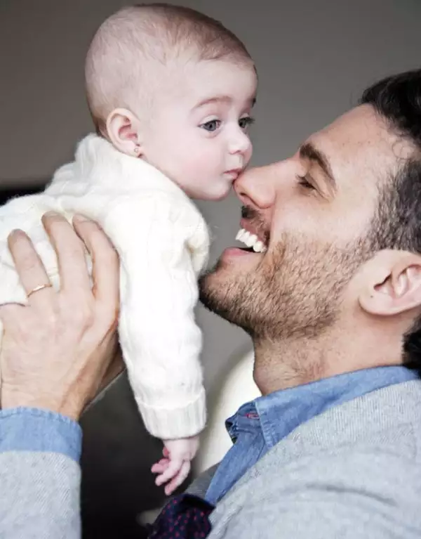 Aunque aún son muy pequeñas, Erick Elías lleva a sus hijas a los museos para ponerlas en contacto con el arte.