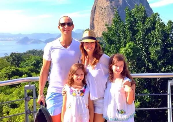 La conductora junto a sus hijas Nina y Mía y Erik Rubín en su estancia en Brasil este Mundial.