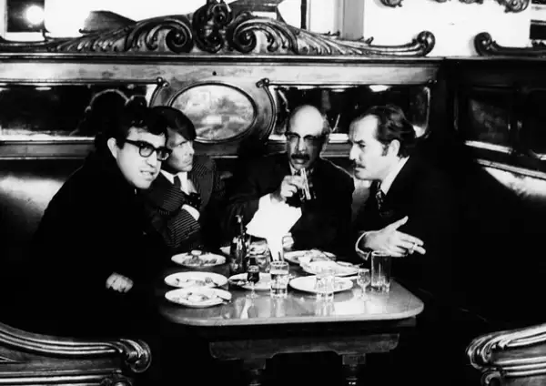 En la imagen Carlos Monsiváis, José Luis Cuevas, Fernando Benítez y Carlos Fuentes en la cantina La Ópera.