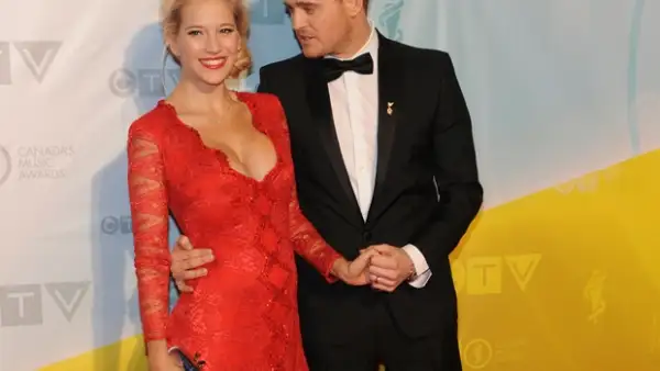 Hacemos el recuento de las parejas con distintas culturas y que vienen de diferentes lugares del mundo pero que Hollywood les sirvió de punto de encuentro para enamorarse.