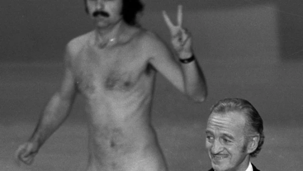 En 1974 el actor David Niven, quien presentaba una categoría, quedó atónito cuando un hombre desnudo atravesó el escenario de forma imprevista. Depúes bromeó sobre “las carencias del hombre”.
