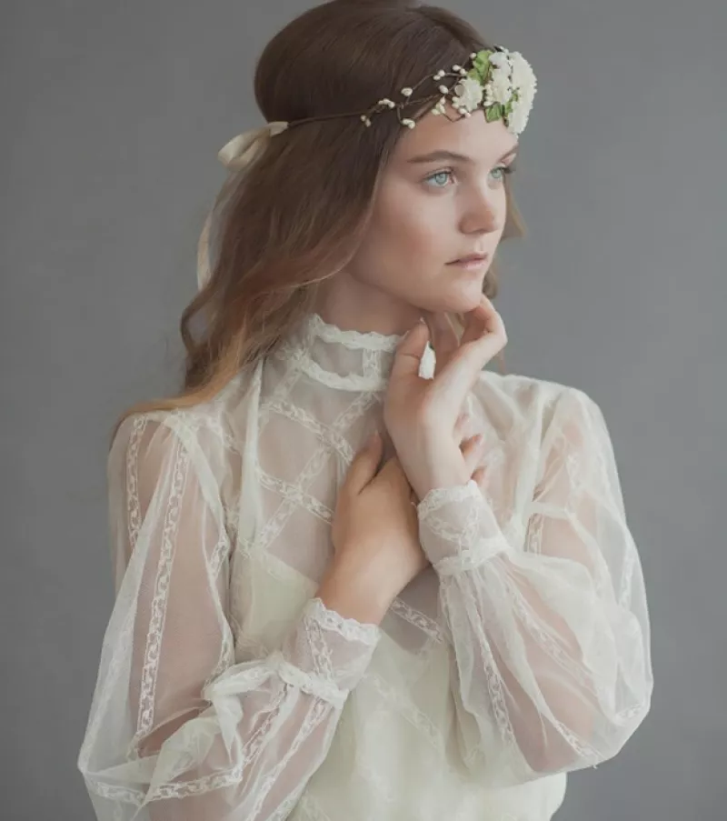 Una nueva corriente natural, melancólica y medieval se cuela entre las tendencias nupciales para las novias más relajadas y arriesgadas.