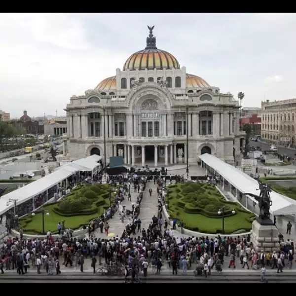 Filas de personas esperan afuera del Palacio de Bellas Artes en la Ciudad de México para acudir al homenaje de ?Gabo?