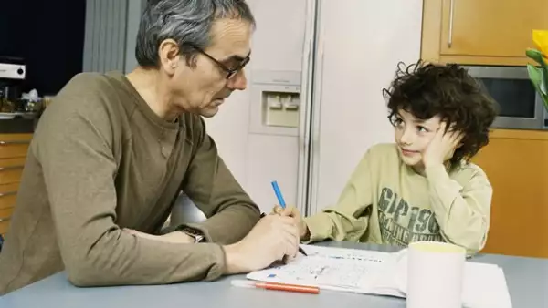 Padre e hijo haciendo la tarea