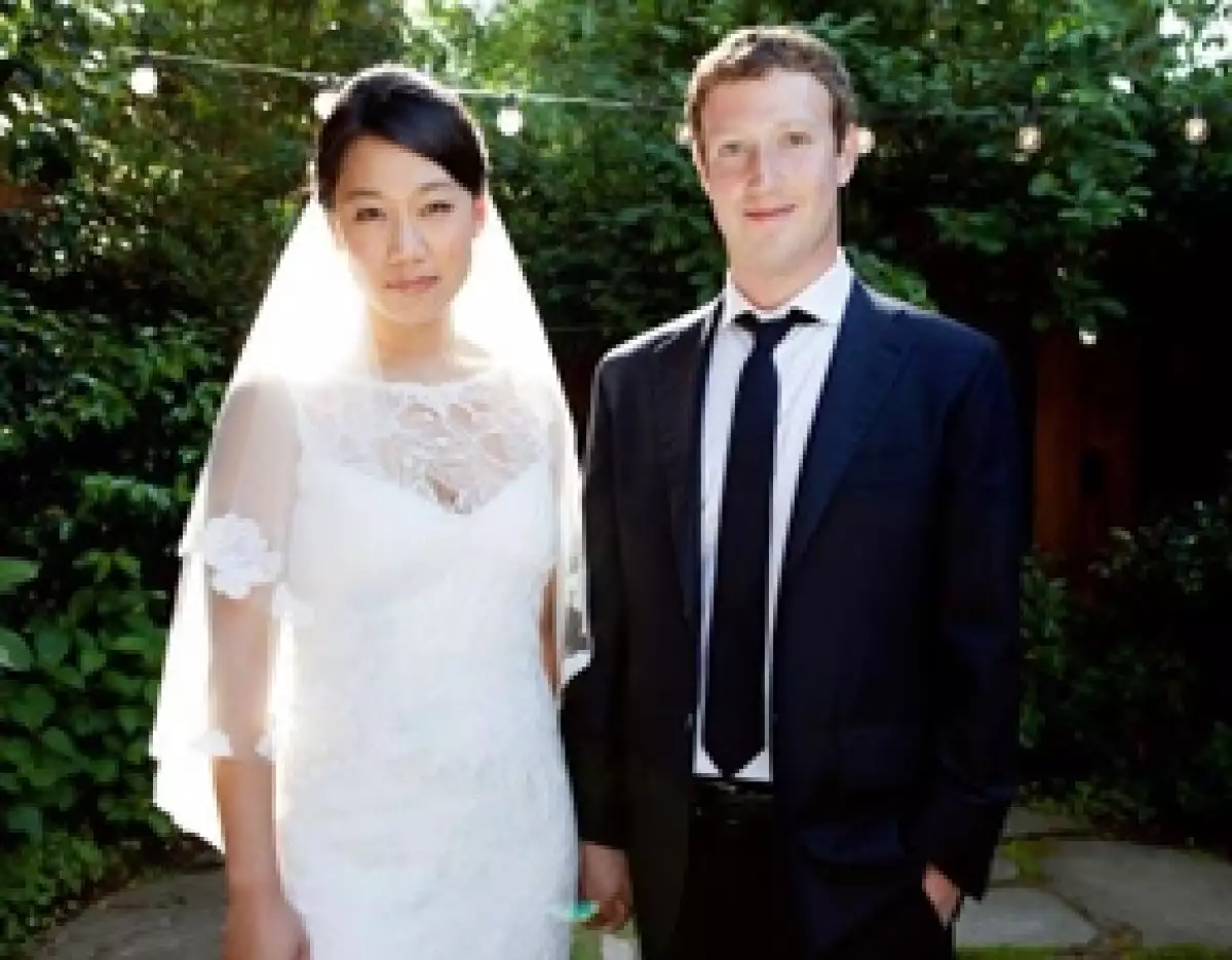 El sábado pasado, los seguidores del creador de Facebook se sorprendieron con la noticia de que él y su ahora esposa, Priscilla Chan contrajeron nupcias en California.