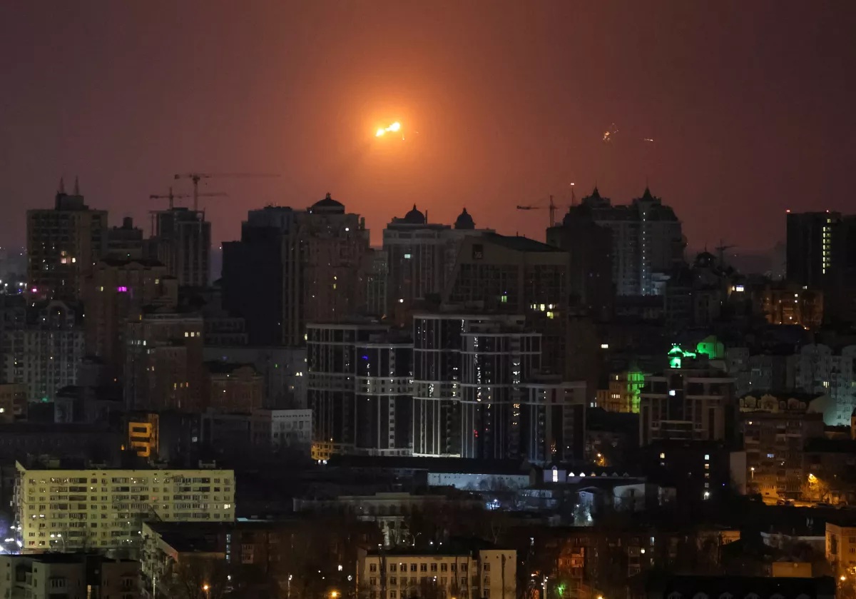 Se ve una explosión de un misil en el cielo sobre la ciudad durante un ataque con misiles rusos, en medio del ataque de Rusia a Ucrania, en Kiev, Ucrania, el 24 de marzo de 2024.
