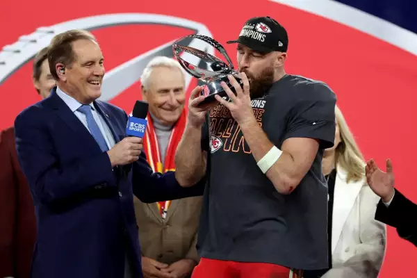Foto de Travis Kelce besando el trofeo Lamar Hunt después de ganar la Final de Conferencia.
