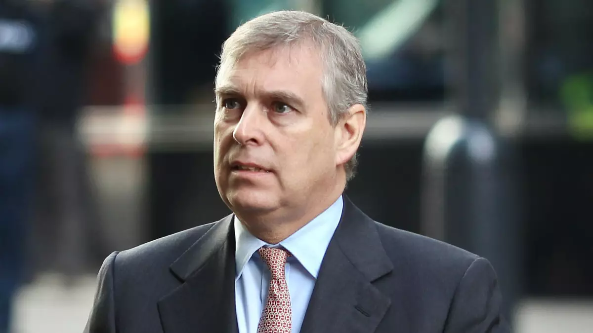 El príncipe Andrés, el duque de York, llega a la sede de CrossRail en Canary Wharf el 7 de marzo de 2011 en Londres, Inglaterra.