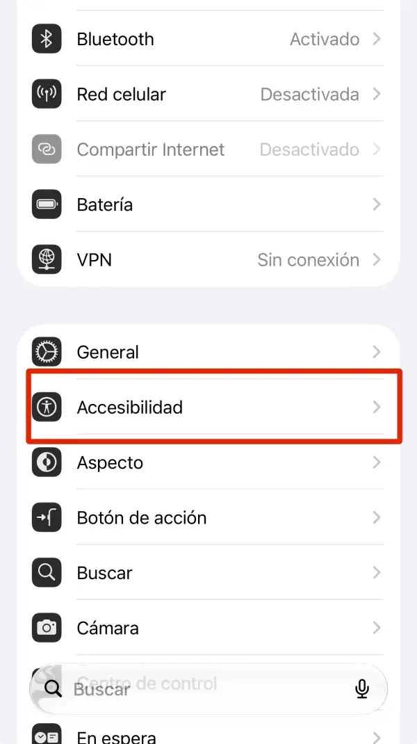 La imagen señala el apartado de accesibilidad dentro del menú de configuración del iPhone.