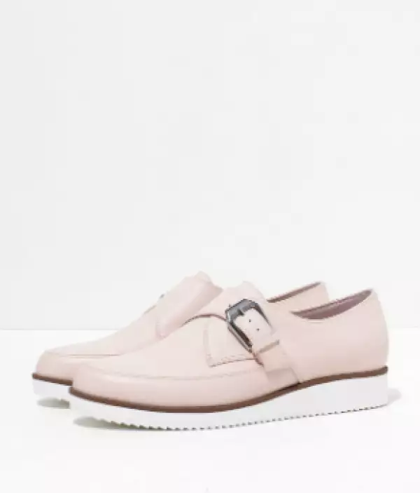 Zapatos en piel sintética, Bershka, $599; centros comerciales.