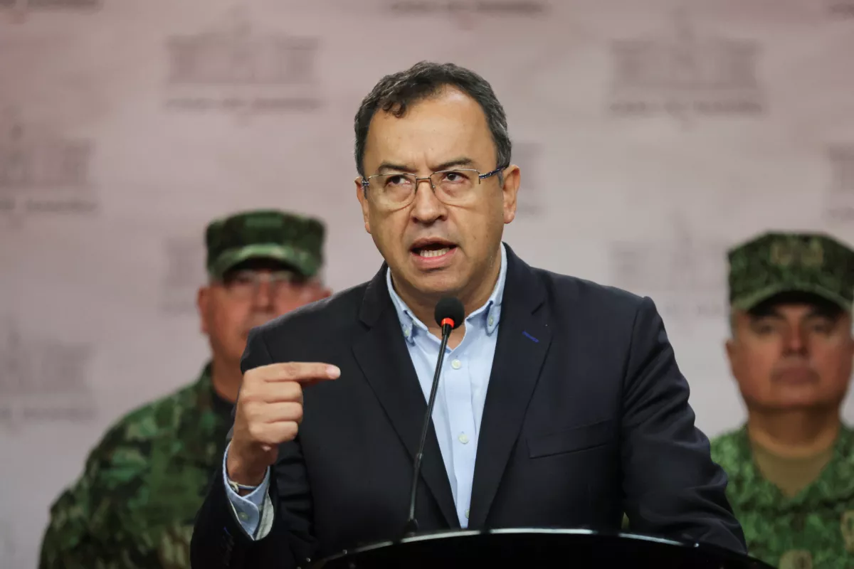 El ministro de interior, Alfonso Prada, habla en una conferencia de prensa sobre la suspensión del alto al fuego entre la guerrilla del ELN y las fuerzas militares de Colombia en Bogotá, Colombia. 