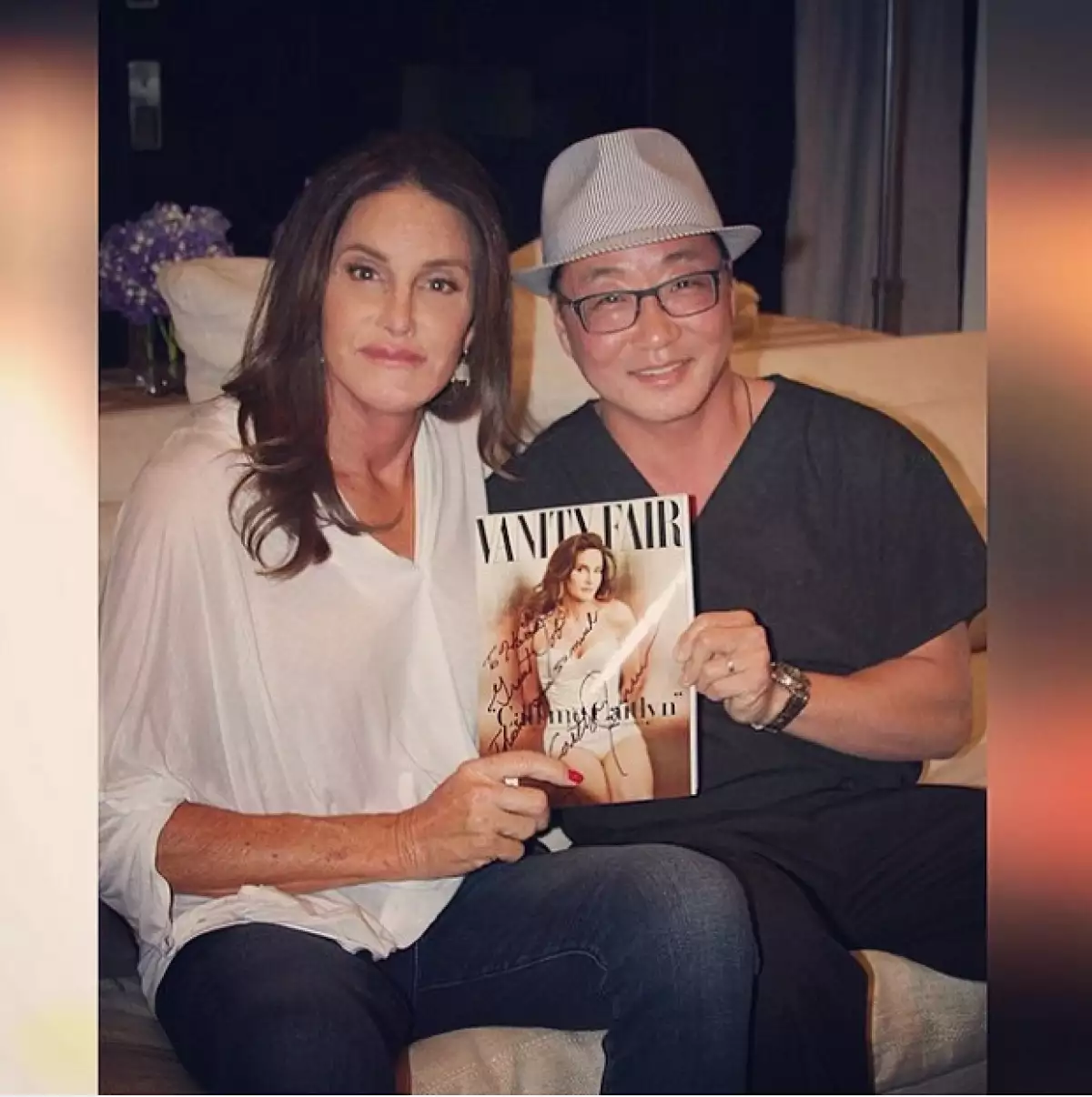 La empleada del Dr. Lee compartió una fotografía en la que aparecen él y Caitlyn posando con la revista autografiada, en señal de agradecimiento por su buen trabajo.