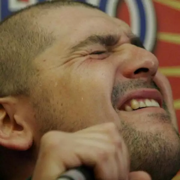 El cantautor Reyli, ofreció un mini concierto en un restaurante de comida mexicana en Madrid, España. Sus gestos lo dicen todo ¡Aaayy!