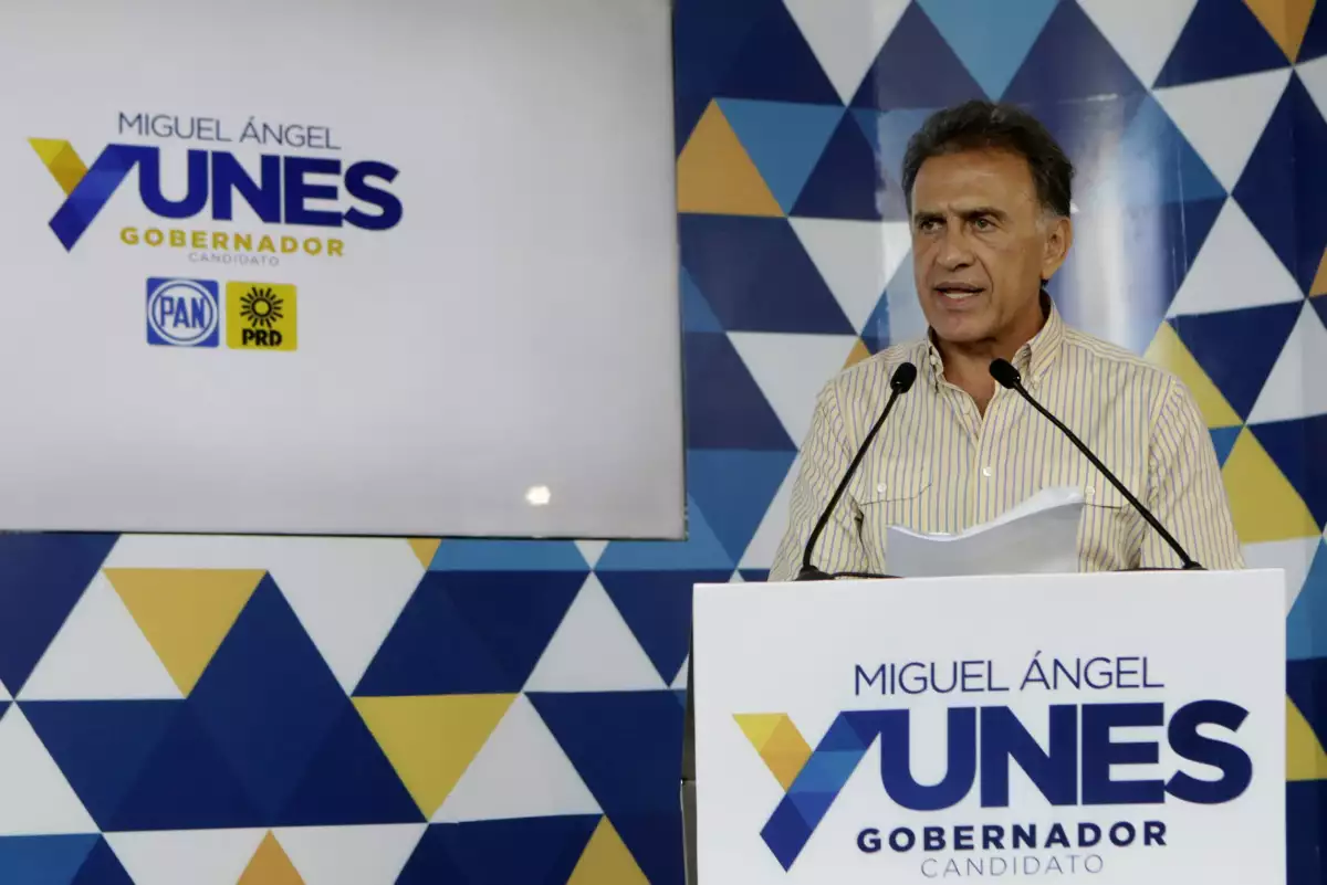 El abanderado del PAN-PRD acusó al gobernador de Veracruz por supuestos desvíos de más de 3,000 millones de pesos.