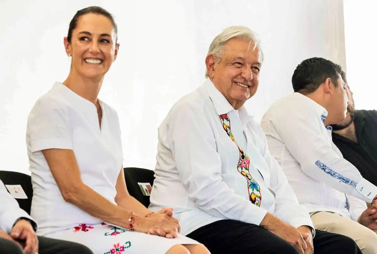 El exmandatario Andrés Manuel López Obrador y Claudia Sheinbaum Pardo, entonces presidenta electa, sentados y sonriendo a la cámara. 