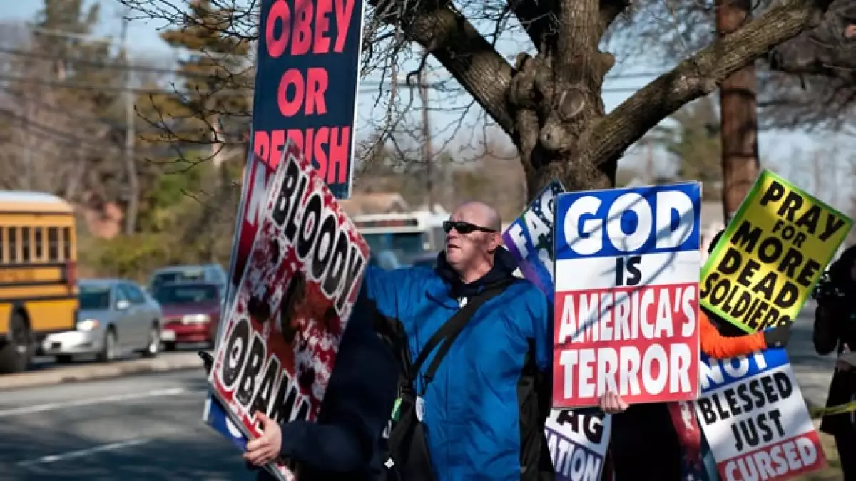 Una iglesia bautista protesta contra la tolerancia a los homosexuales