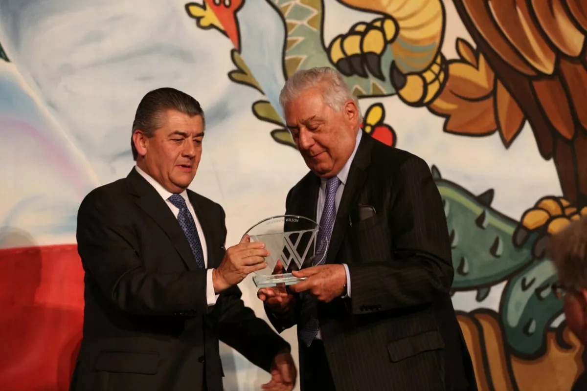 Antonio del Valle (derecha) fue reconocido por su trayectoria profesional.
