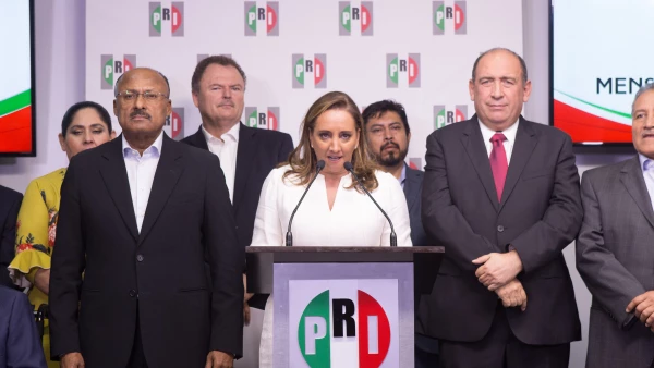 Claudia Ruiz Massieu (centro)