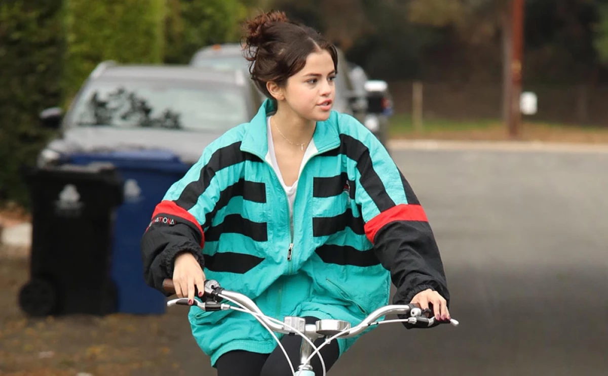 Gómez aparece con la sudadera The Weeknd