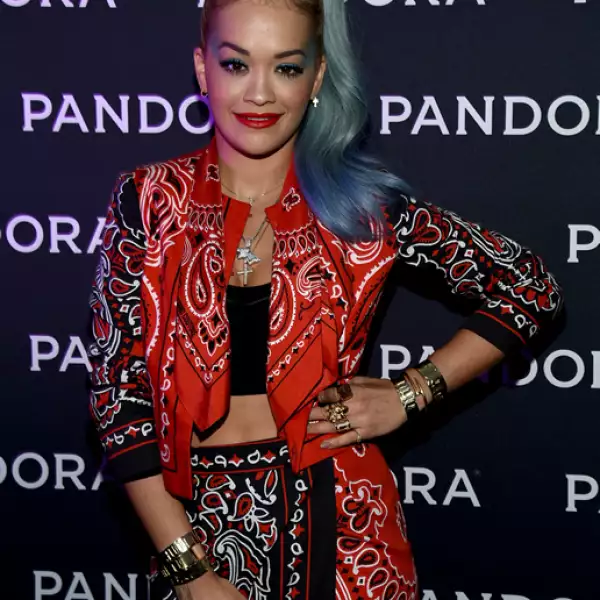 El año pasado, Rita Ora se presentó con el pelo en estilo ombré, con tonos azul aqua y azul brillante.