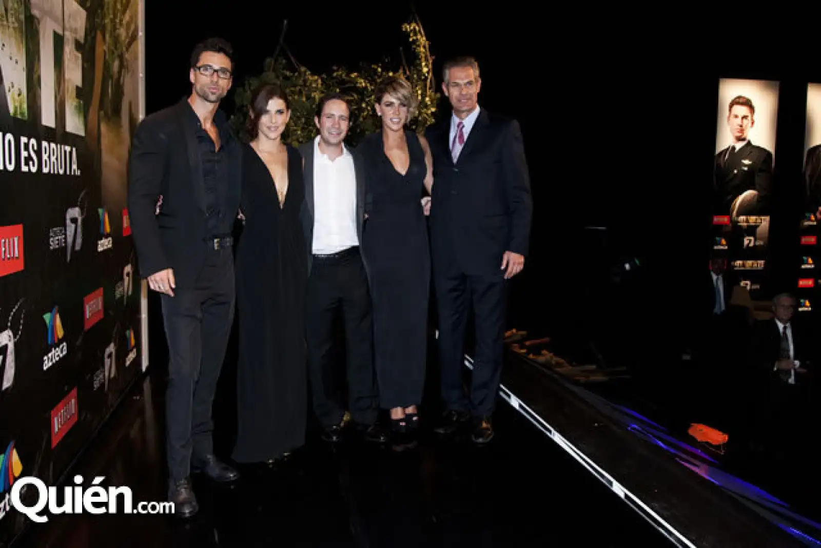 El elenco con Benjamín Salinas